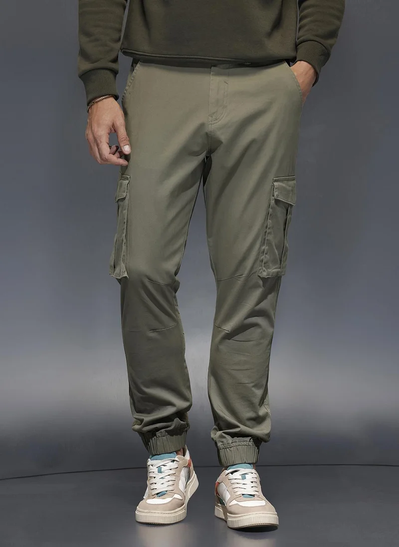 Men's straight fit trouser with cargo pockets | Brown